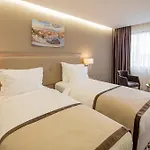 Western Premier Hills Отель