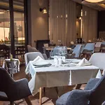 Western Premier Hills Отель