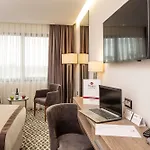 Western Premier Hills Отель