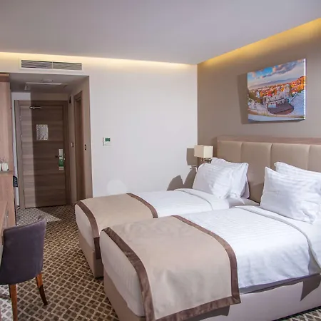 Western Premier Hills Отель 4*