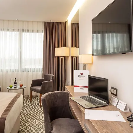 Western Premier Hills Отель