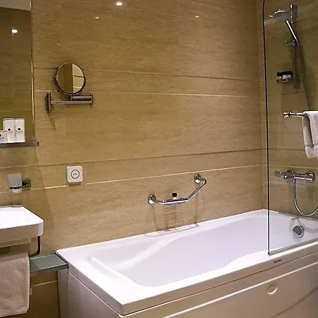 Western Premier Hills מלון 4*